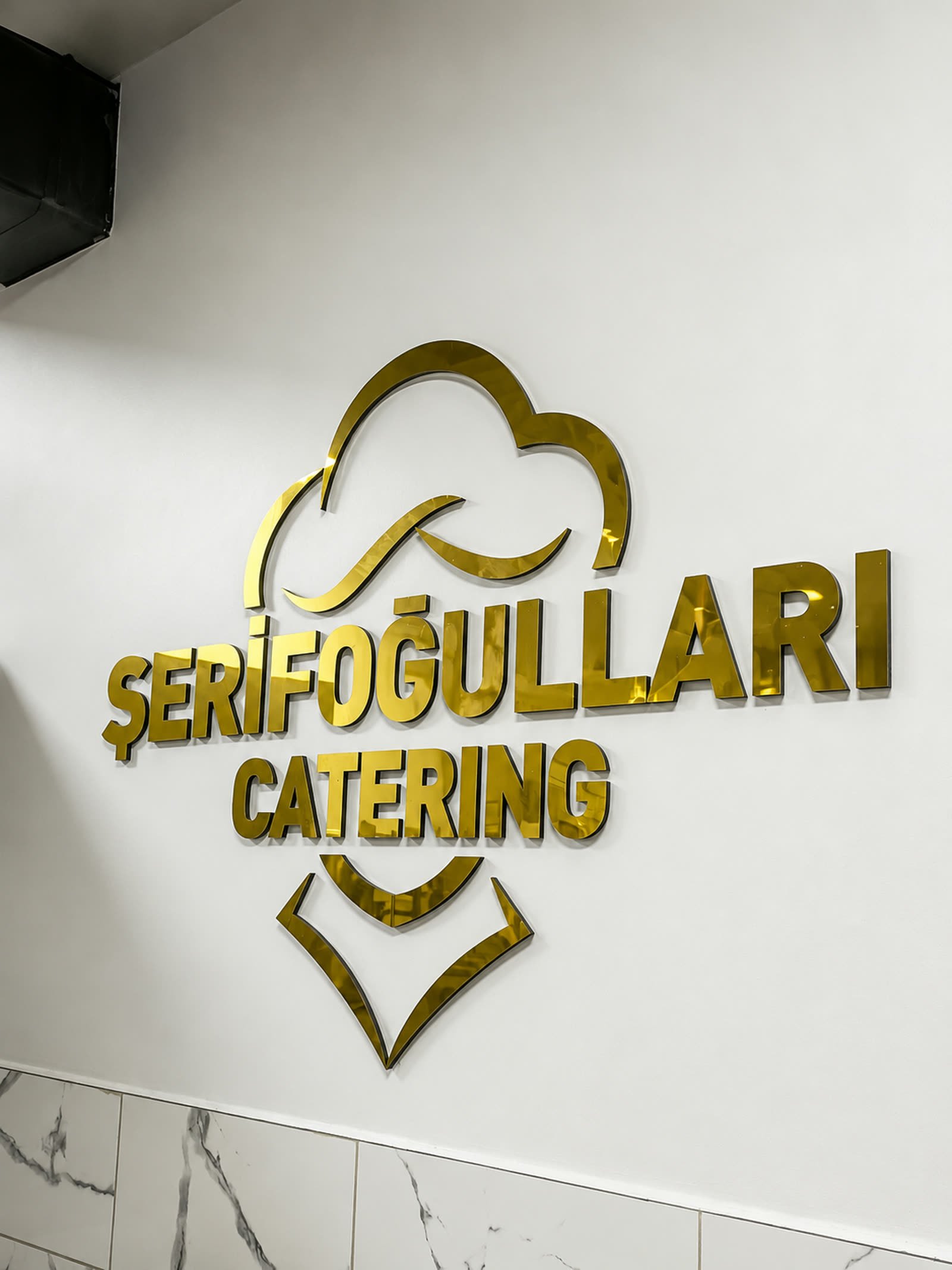 Şerifoğulları Catering Diyarbakır tesisindeki gold logo tabelası