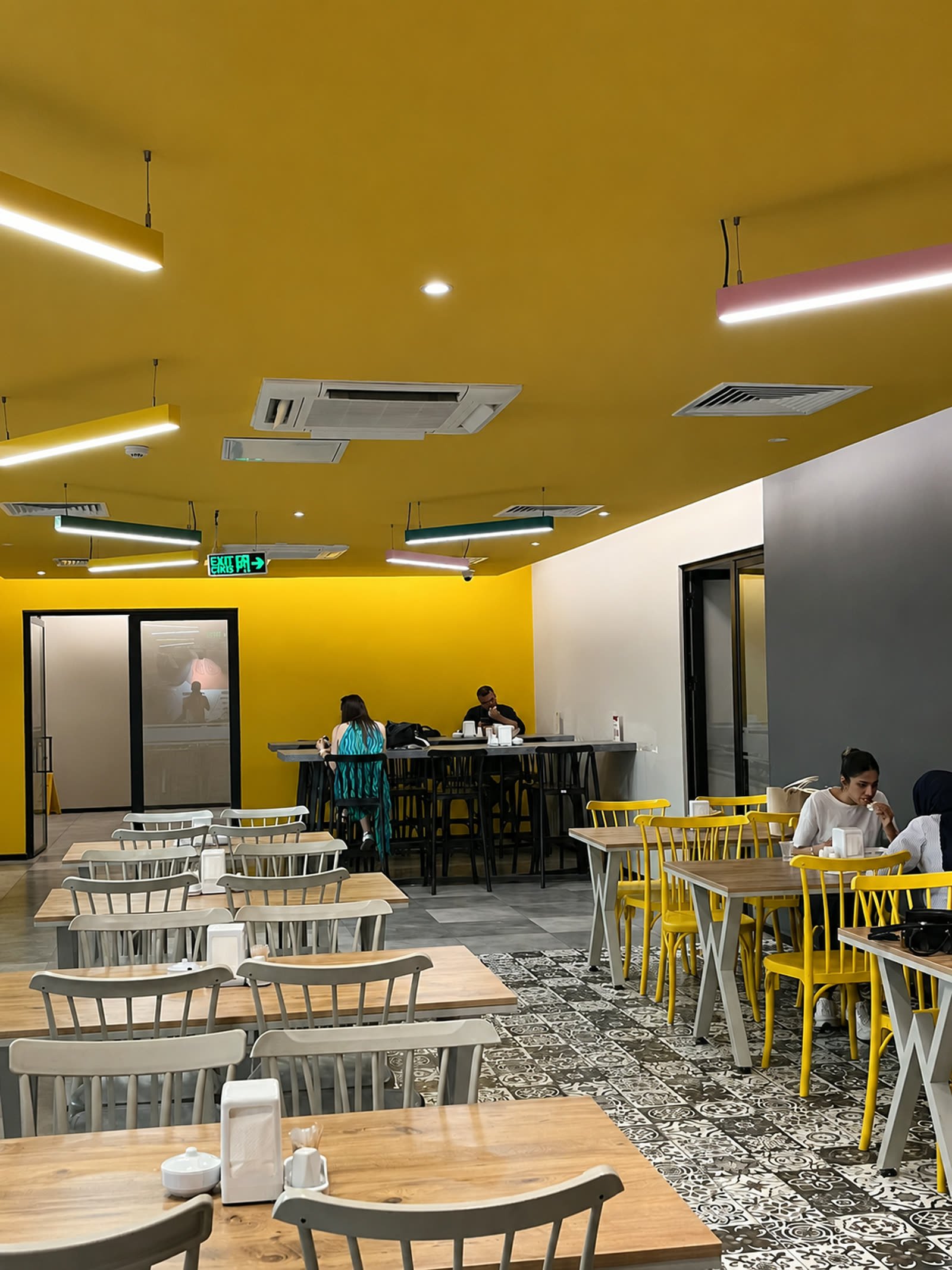 Sarı temalı modern kurumsal yemekhane — toplu yemek hizmeti
